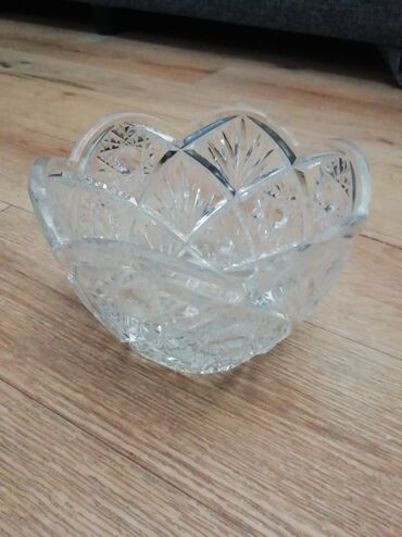 ваза посуда: Хрустальная ваза имеется скол