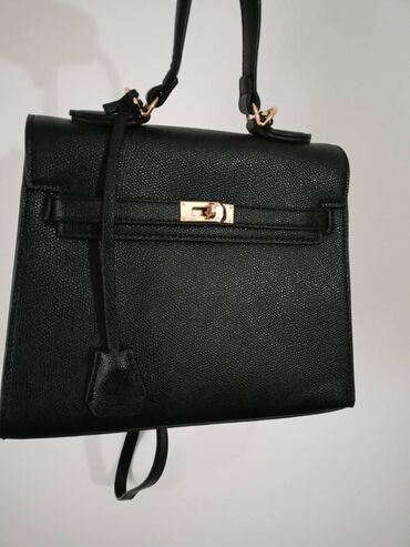 Crna torbica, vestački materijal. Dužina 25cm, visina 19cm, širina