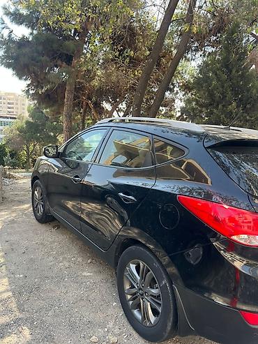 bora: Hyundai ix35, qara rəng, benzinli krossover. Xüsusiyyətlər: - — 1
