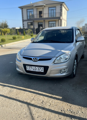 Hyundai: Hyundai i30 CRDi, gümüşü rəng, hetçbek kuzov. Xüsusiyyətlər: - Dizel — 4