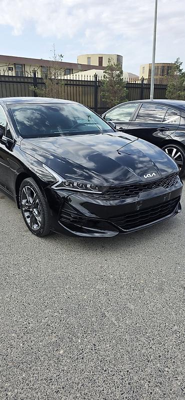 pec satisi: Kia K5 – sedan, qara rəng. - Yeni nəsil Kia loqolu, agressiv ön — 2