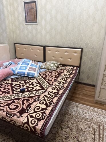 кровати двуспальная: Двуспальная кровать, Б/у, С мягким изголовьем, длина - 180 см