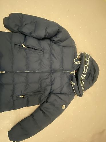 синее: Пуховик Moncler, темно‑синий - Тёплая стёганая модель с природным — 1