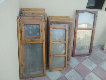 taxta çornu pol: Pəncərələr çərçivəsiz, hovsanda