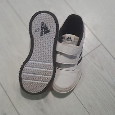 Adidas dečije patike sa čičak-trakama,mali broj tako da nam ne