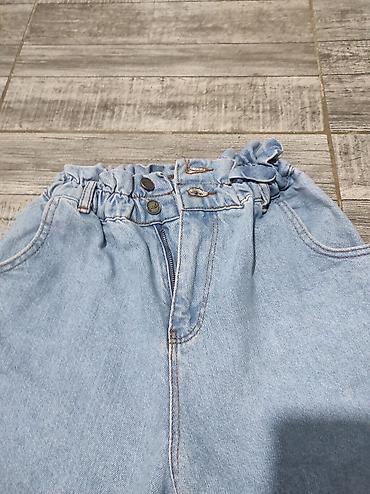 pantalone s: Ženske farmerke – svetloplavi teksas, visok struk “paper bag” Velicina — 2