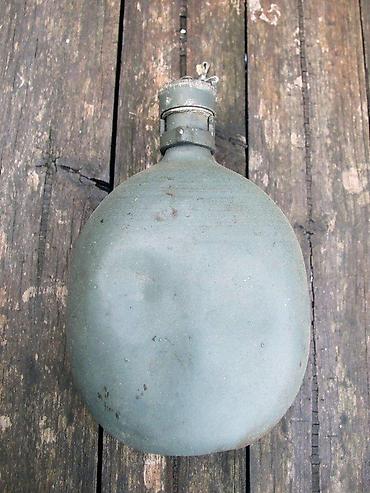 Staro posuđe i escajg: Dve Očuvane stare, vojne čuture, aluminijumske. Dve stare — 4