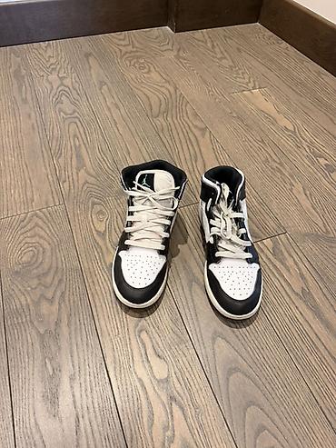 jordan kofta: Nike Air Jordan 1 Mid – qara/ağ rəng sxemi, nane-yaşıl Swoosh və Wings — 2