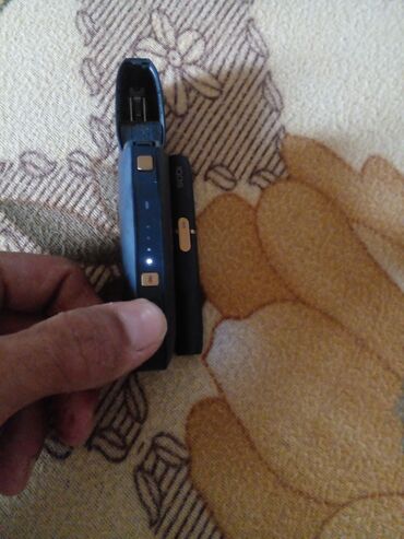 Qəlyan, vayp və aksesuarları: IQOS tütün qızdırma cihazı – tutqun tünd-mavi rəngdə. Komplekt: -
