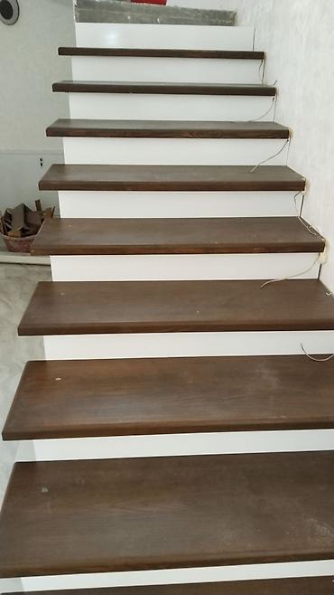 pilləkən tutacaqları: Ağ karkas üzərində tünd qəhvəyi ağac pilləkənlər - Material: küt ağac — 4