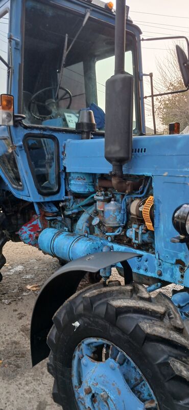 Traktorlar: Mavi rəngli tam kabinli təkərli kənd təsərrüfatı traktoru — 9
