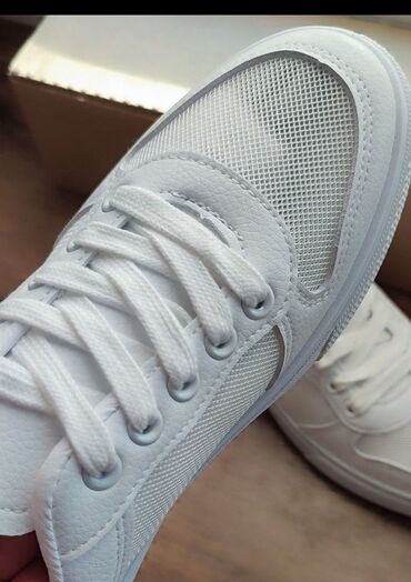 обувь 23: Kроccoвки жeнcкие белые на шнуpкаx молeль c ceткой. Дышaщиe, на лeтo