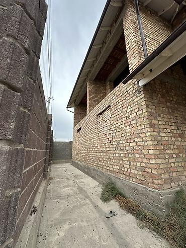 квартира 2 комната: Продаётся двухэтажный кирпичный дом с двором и капитальным забором — 3
