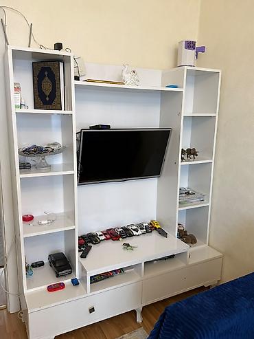 mebel stenka: Ağ rəngli TV stendi və divar rəfi kombini - Material: laminat/MDFlam — 1