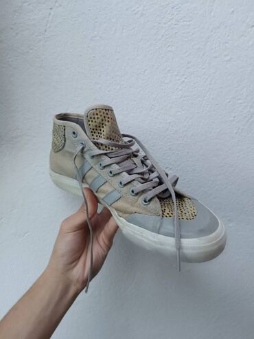 nike original: Original Adidas shoes
Made in Vietnam 
Size: 41-42 
Price: 20