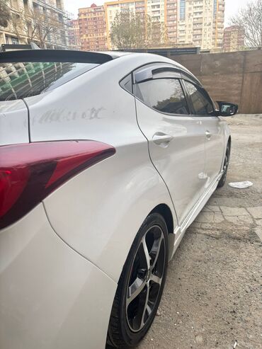 Hyundai: Hyundai Elantra: 1.8 l | 2011 il Sedan — 10