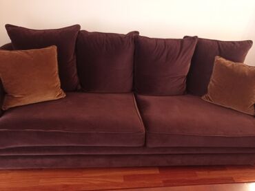 Sofas and couches: Πωλούνται σε άριστη κατάσταση καναπέδες από βελούδο σε σοκολατί χρώμα
