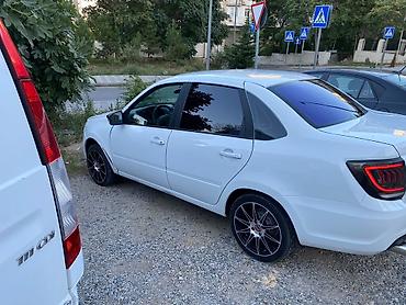 VAZ (LADA): Lada Granta sedan – ağ rəng, 4 qapılı, öndən görünüşlü müasir radiator — 6
