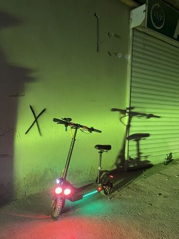 сколько стоит скейт в баку: Elektrikli skuter – oturacaqlı, güclü işıqlandırmalı şəhər modeli