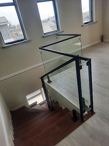 Изготовление перил: Элегантная винтовая лестница с перилами, выполненными из комбинации — 5