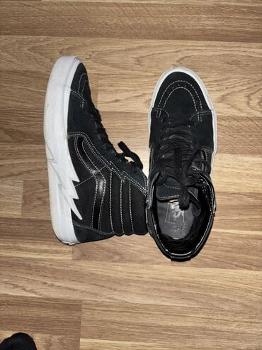 Туфли: Vans Sk8-Hi üslubunda qara rəngli yüksək boğazlı idman ayaqqabıları