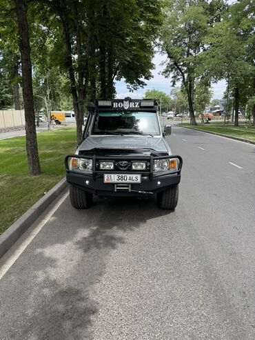 продаю жип: Внедорожник в серебристом кузове с установленным силовым обвесом