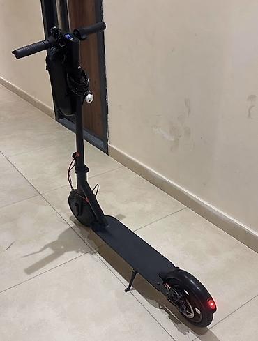 explore smart samokatları: Qara rəngli elektrik skuter. Şəhərdaxili qısa və orta məsafəli hərəkət — 2