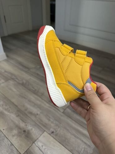 heelys купить недорого: Яркие детские ботинки желтого цвета с красными и белыми акцентами