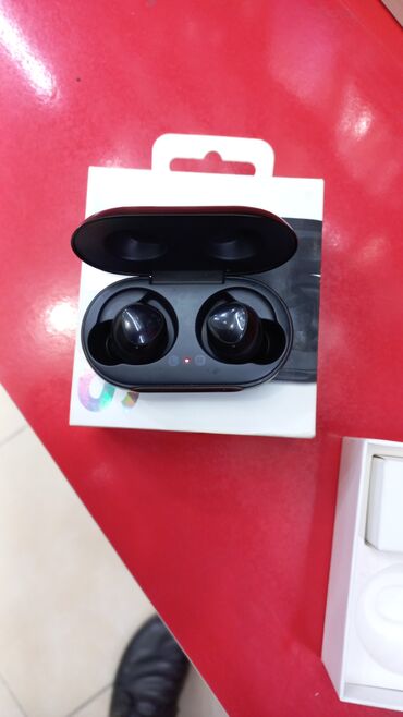 oneplus buds: Galaxy Buds . 290azn'a almisham . Çox az ishlenib . Heç bir problemi