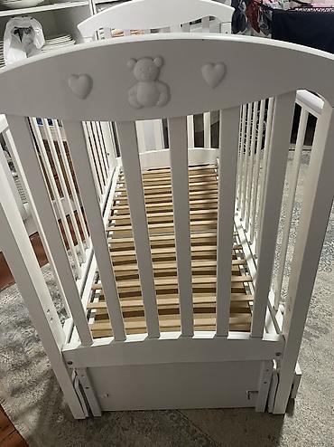 pettee bear: На изображении представлена детская кроватка, которая визуально — 1