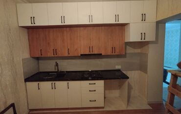 Mətbəx mebeli: Ağ rəngdə olan mətbəx mebeli dəsti. Qaz plitəsi və aspirator üçün — 10