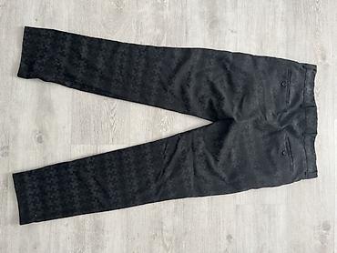 Muške elegantne pantalone – crne, sa diskretnim žakard/reljefnim na lalafo.rs Muške elegantne pantalone – crne, sa diskretnim žakard/reljefnim