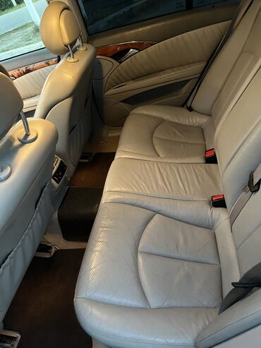 Mercedes-Benz: Mercedes-Benz E 240: 2.6 l | 2004 il Sedan — 13