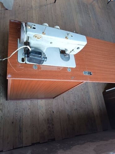 tikiş maşını matoru: Podolsk 142 tikiş maşını.Yaxşı vəziyyətdə.54 cür tikiş vurur