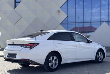 афто рынак: Hyundai Avante (Elantra), белый седан класса C с динамичным дизайном