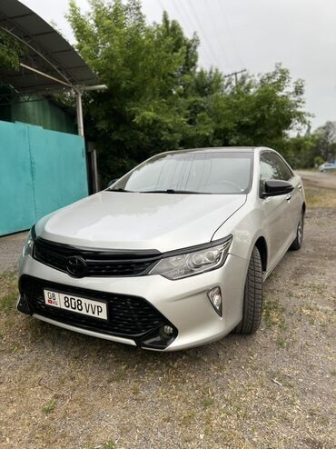 авто рынык: Автомобиль Toyota Camry серебристого цвета с черной решеткой радиатора