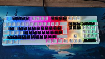 Klaviaturalar: Korpusu metaldı HUANO red switch dir düymeleri. Full RGB her modda