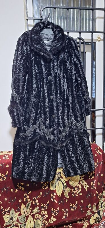 женские шубы из каракуля: Qara rəngdə zərif xəz palto - Material: qıvrım teksturalı xəz