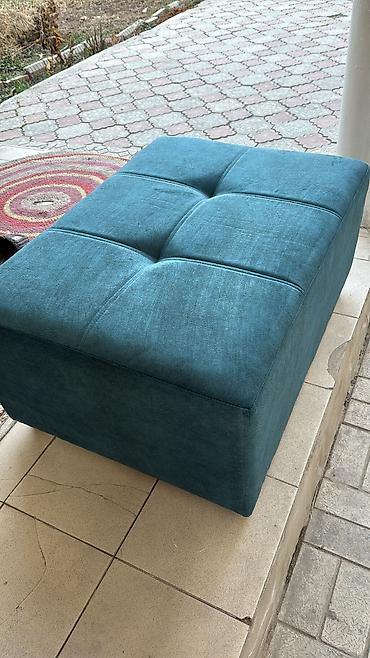 Пуфики: Элегантная банкетка прямоугольной формы, обтянутая мягкой тканью — 41