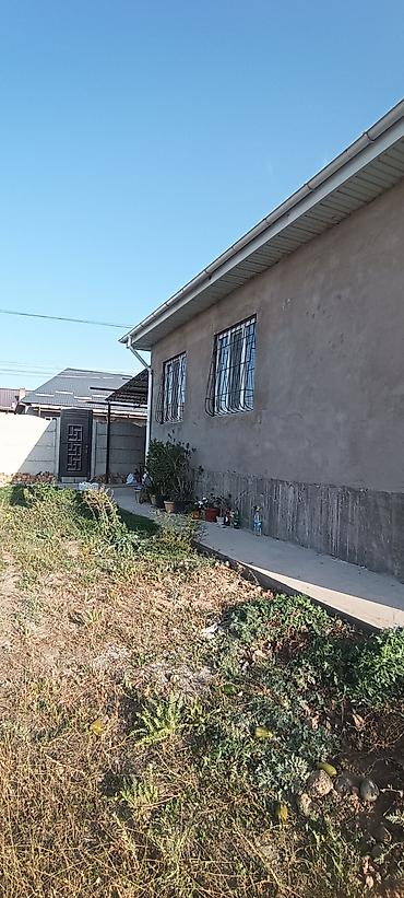 Продажа коттеджей и домов: Продаётся жилой дом с участком 4 соток. Находится в Ак Ордо 3, близко — 2