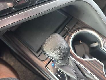 corolla 2016: Toyota Camry: 2018 г., Гибрид, Седан — 9