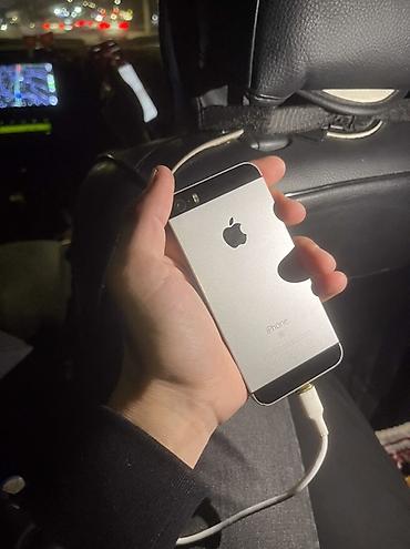 IPhone SE, Б/у, 32 ГБ, Серебристый, Кабель, 65 %