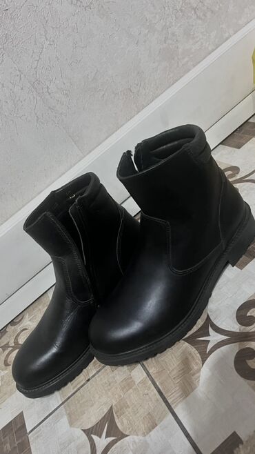 кожанные ботинки: Черные кожаные ботинки/полусапоги. - Материал верха: гладкая черная