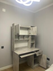 компьютерный стол: Компьютердик үстөлү, Колдонулган, Текчелери бар