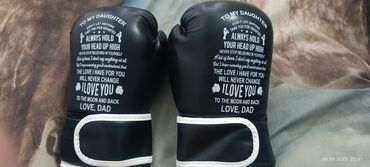 спорт маска: Боксёрские перчатки с принтом-посланием «To my daughter» (англ.). -