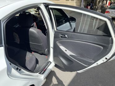 Hyundai: Hyundai Accent: 1.6 l | 2011 il Sedan — 14