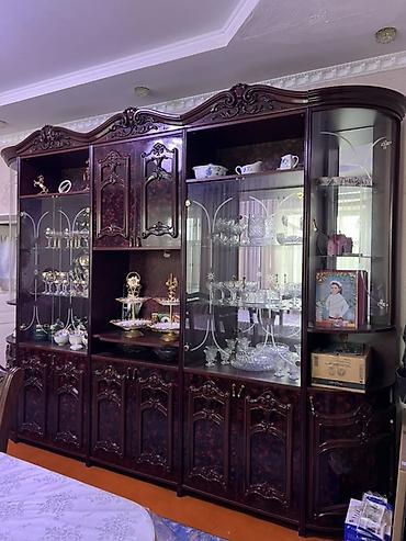 Шкафтар: Классическая стенка-витрина для гостиной из массива/МДФ с богатой — 4