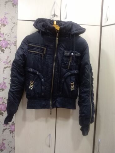 детская курточка: Продается молодежная женская легкая курточка.Цвет черный.Б/у, но