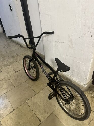 Fəndlər və akrobatika üçün nəzərdə tutulmuş qara rəngli BMX velosiped