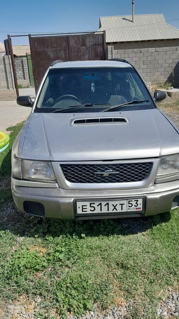 субару легаси bg5: Серебристый внедорожник Subaru Forester, оснащенный рейлингами на
